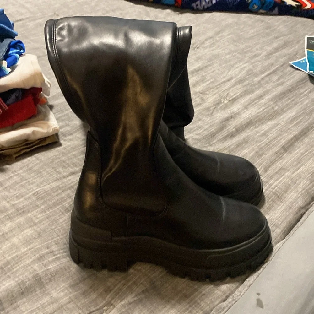 Knee boot - Picture 2 of 5